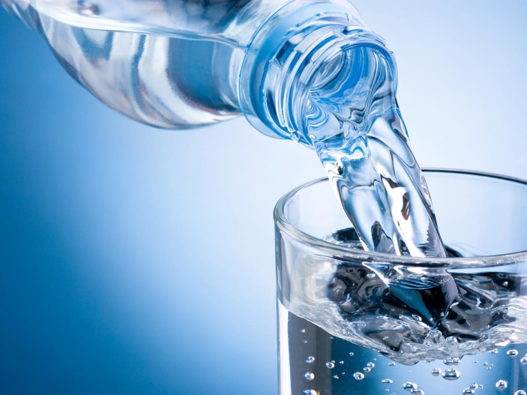 Минеральная вода для умывания при уходе за кожей лица